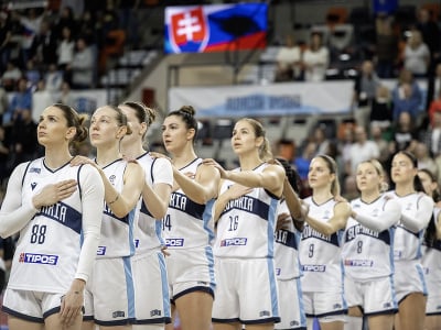 Slovenské basketbalistky počas hymny