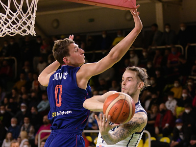 Na snímke zľava Nikola Jovič (Srbsko) a Mário Ihring (Slovensko) v zápase A-skupiny kvalifikácie MS 2023 v basketbale mužov Slovensko - Srbsko