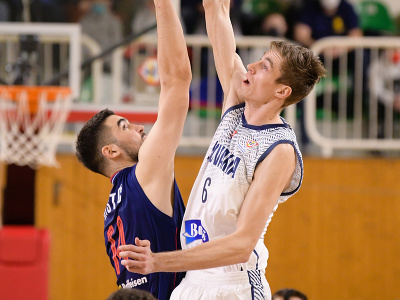 Na snímke zľava Dušan Ristič (Srbsko) a Michael Fusek (Slovensko) v zápase A-skupiny kvalifikácie MS 2023 v basketbale mužov Slovensko - Srbsko