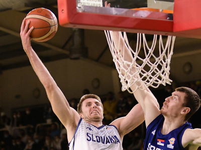 Na snímke zľava Vladimír Brodziansky (Slovensko) a Boriasa Šimanič (Srbsko) v zápase A-skupiny kvalifikácie MS 2023 v basketbale mužov Slovensko - Srbsko