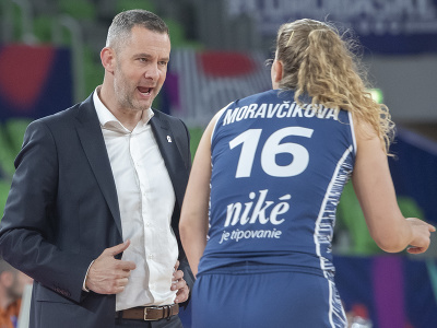 Na snímke vľavo tréner basketbalistiek Slovenska Juraj Suja a vpravo Alica Moravčíková