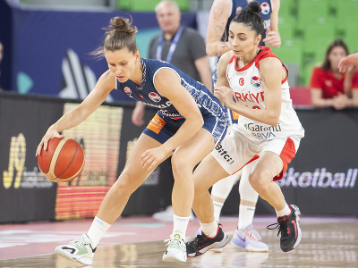 Na snímke vľavo Radka Stašová (Slovensko) a vpravo Alperi Onarová (Turecko) v zápase D-skupiny na ME v basketbale žien