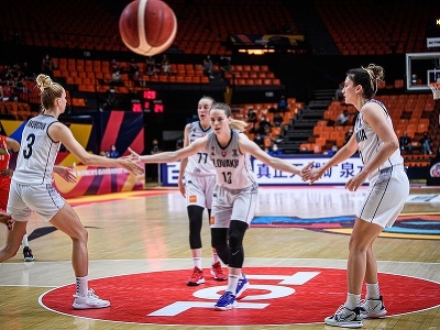 Slovenské basketbalistky zľava Ivana