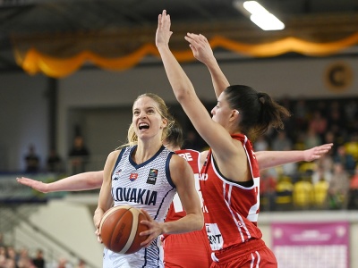 Na snímke vľavo hráčka Slovenska Terézia Páleníková a hráčka Švajčiarska Nancy Fora