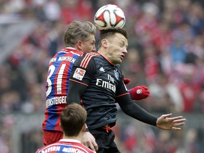 Bastian Schweinsteiger a Ivica Olič vo vzdušnom súboji