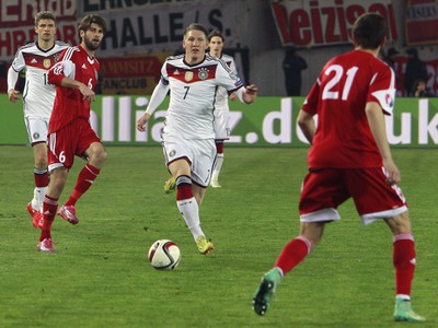 Bastian Schweinsteiger sa snaží preniknúť defenzívou Gruzínska