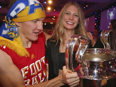 Bastian Schweinsteiger s trofejou z Ligy majstrov a Sarah Brandner
