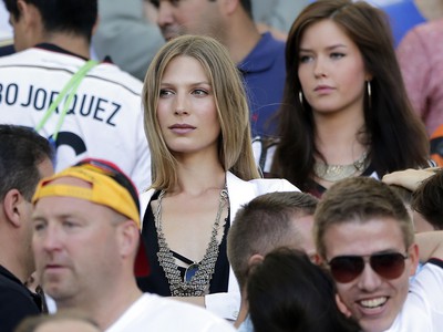 Sarah Brandner na tribúne finálového zápasu v Brazílii. Podporovala z nej svojho partnera Bastiana Schweinsteigera