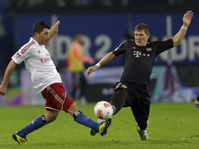 Tolgay Arslan a Bastian Schweinsteiger v súboji o loptu