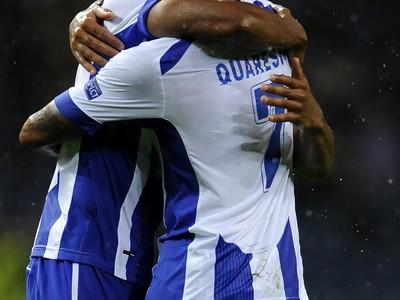 Yacine Brahimi a Ricardo Quaresma oslavujú gól Porta