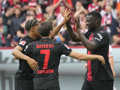 Hráči Leverkusenu oslavujú gól