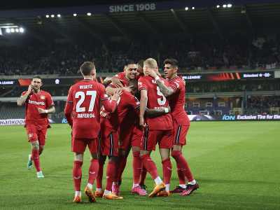 Hráči Leverkusenu oslavujú gól 