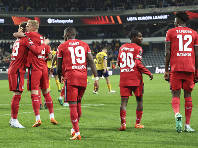 Hráči Leverkusenu oslavujú gól 
