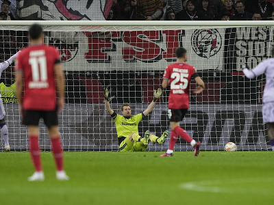 Brankár Leverkusenu pôvodom Slovák Lukáš Hradecký (vľavo) reaguje po tom, ako strelil vlastný gól