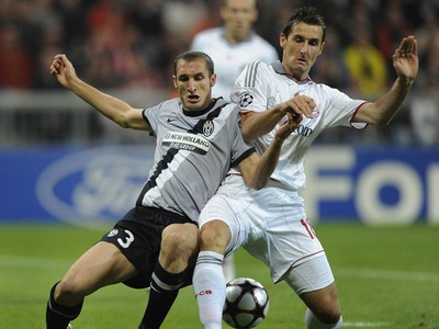 Chiellini a Klose v súboji