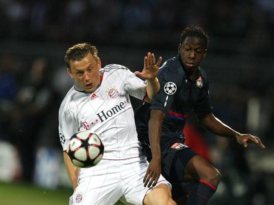 Philipp Lahm pred Alym Cissokhom