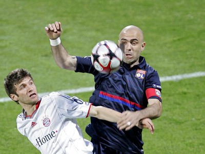 Thomas Muller v süboji o loptu s Crisom