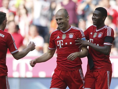 Arjen Robben, Franck Ribéry a David Alaba oslavujú gól Bayernu
