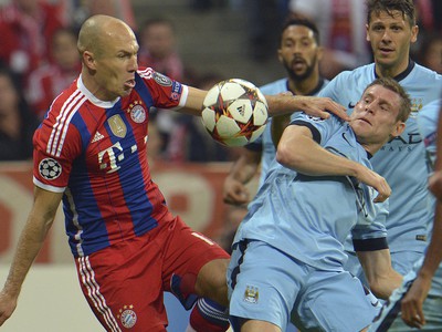Arjen Robben v súboji o loptu