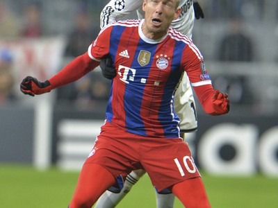 Arjen Robben a Kirill Nababkin v súboji o loptu