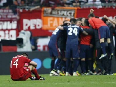 Smutný Xabi Alonso a radujúci sa hráči Atlética