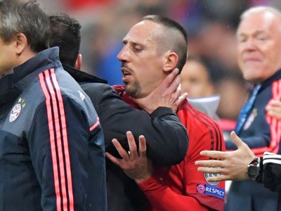 Diego Simeone chytil Francka Ribéryho pod krk