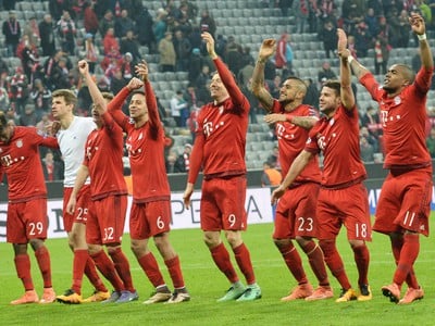 Hráči Bayernu ďakujú fanúšikom po postupe do štvrťfinále Ligy majstrov