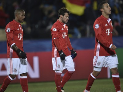 Sklamaní hráči Bayernu Mníchov po prehre s FK Rostov