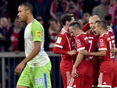 Hráči Bayernu v objatí po strelenom góle
