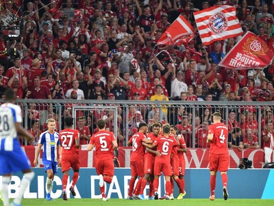 Hráči Bayernu sa radujú po góle