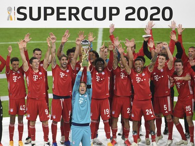 Hráči Bayernu sa radujú z víťazstva v zápase o nemecký Superpohár