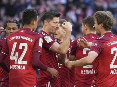 Futbalisti Bayernu oslavujú gól v Lige majstrov