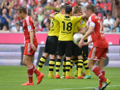 Futbalisti Borussie Dortmund oslavujú gól do siete Bayernu