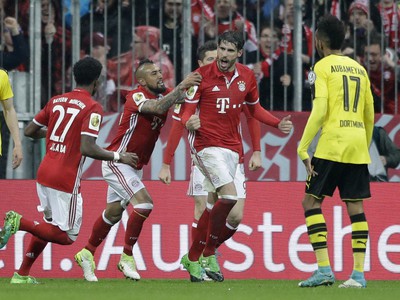 Hráč Bayernu Javi Martinez oslavuje svoj vyrovnávajúci gól 