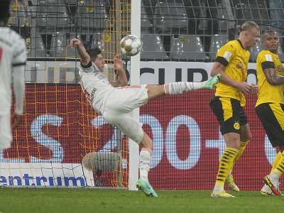 Robert Lewandowski strieľa gól do siete Dormundu 