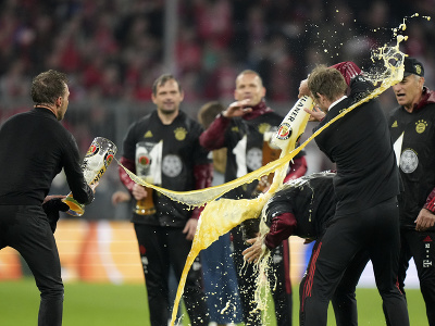 Futbalisti Bayernu Mníchov oslavujú zisk titulu tradičným oblievaním pivom
