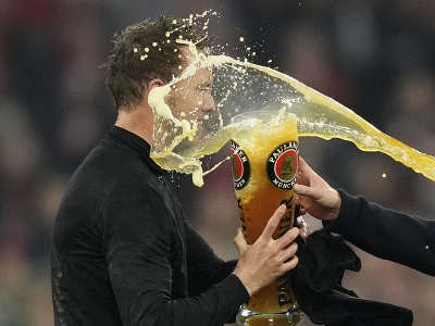 Futbalisti Bayernu Mníchov oslavujú zisk titulu tradičným oblievaním pivom
