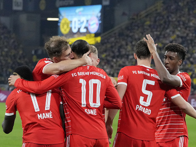 Futbalisti Bayernu Mníchov oslavujú gól