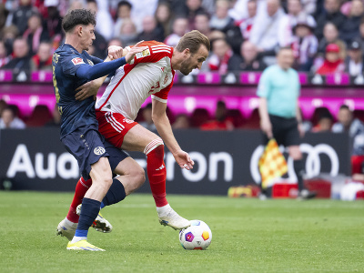 Harry Kane (Bayern) v súboji s hráčom Mainzu Anthonym Cacim