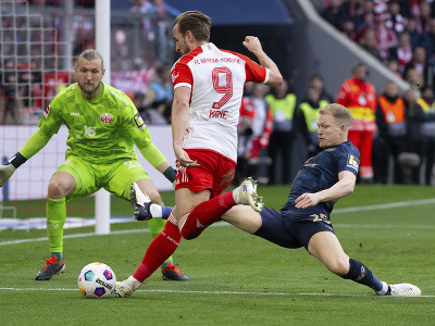 Harry Kane (Bayern) sa snaží prekonať brankára Mainzu