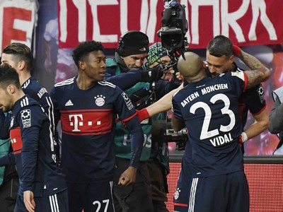 Hráči Bayernu sa objímajú