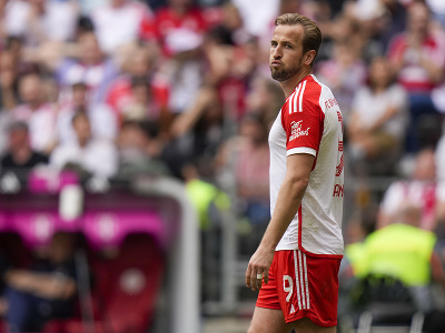 Futbalista Harry Kane z Bayernu Mníchov reaguje počas zápasu 29. kola nemeckej Bundesligy 