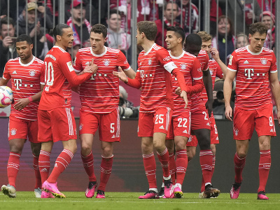 Hráč Benjamin Pavard (tretí vľavo) z Bayernu Mníchov sa teší z gólu so spoluhráčmi