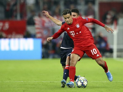 Hráč Bayernu Philippe Coutinho (vpredu) v súboji s Mateom Garciom z Red Star v zápase B-skupiny Bayern Mníchov - CZ Belehrad
