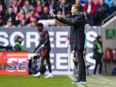 Julian Nagelsmann gestikuluje počas zápasu s Augsburgom