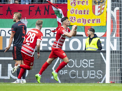 Mergim Berisha oslavuje víťazný gól proti Bayernu Mníchov