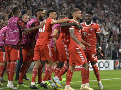 Futbalisti Bayernu sa radujú z gólu do siete Barcelony