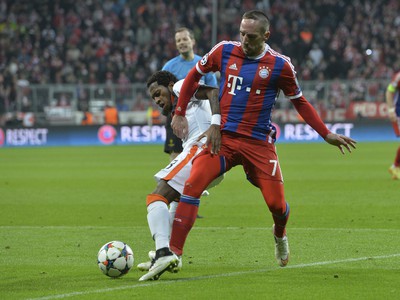 Fred a Franck Ribéry v súboji o loptu