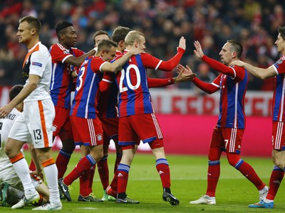 Franck Ribéry so spoluhráčmi oslavuje gól Bayernu