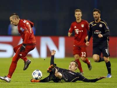 Franck Ribéry a Marko Rog v súboji o loptu
